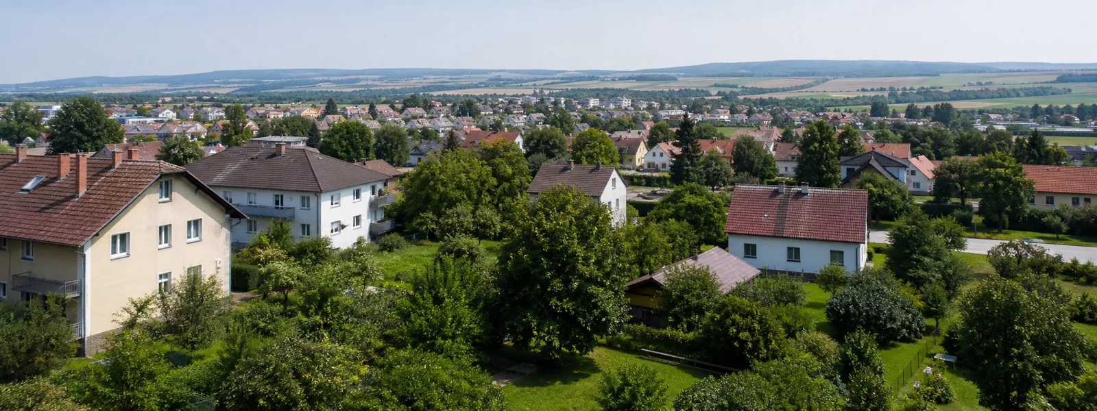 Österreichisches Wohngebiet zwischen Gemeindezentrum, Gärten und Feldern